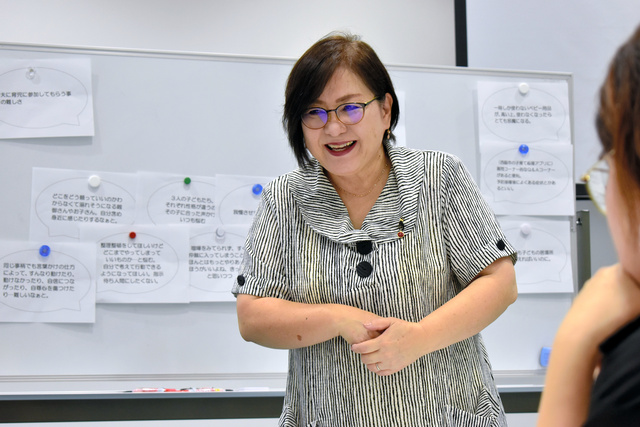 子育て中の女性を対象にしたセミナーの講師を務める中村和子さん=兵庫県西脇市