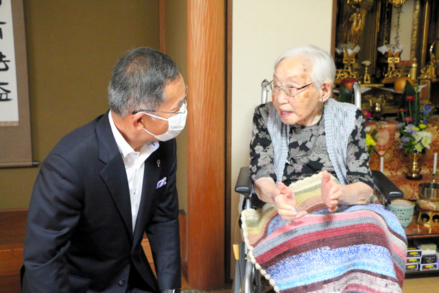 お祝いに訪問した枝広直幹市長（左）と話す109歳の桑田ミヨさん=2023年9月18日午前9時44分、広島県福山市駅家町、西本秀撮影