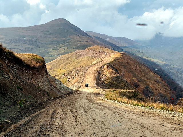 ナゴルノ・カラバフからアルメニアに抜ける山道。3年前に開削された唯一の脱出路だ=2020年11月6日、アゼルバイジャンのアルメニア支配地域カルバジャル近く、国末憲人撮影