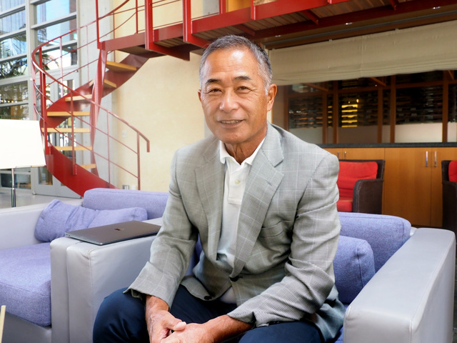 こしば・みつのぶ　1955年、東京都生まれ。千葉大大学院工学研究科を修了後、日本合成ゴム（現JSR）に入社。2009年に社長に就任後、23年6月まで会長や名誉会長を務めた。
