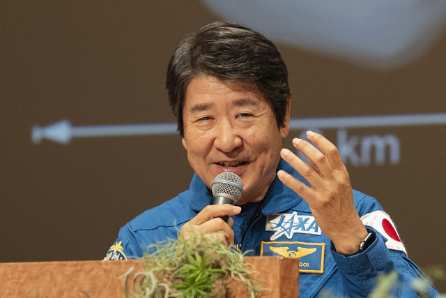 「月へ火星へその先へ　宇宙開発の未来は」のセッションで話す宇宙飛行士の土井隆雄さん=2023年10月10日、工藤隆太郎撮影