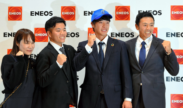 DeNAが交渉権を獲得し、家族と喜ぶENEOSの度会隆輝（右から2人目）。右は元ヤクルト選手の父・博文さん