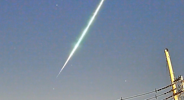 関東の南東の空に現れた火球＝２７日午後９時５８分ごろ、神奈川県平塚市、藤井大地さん撮影