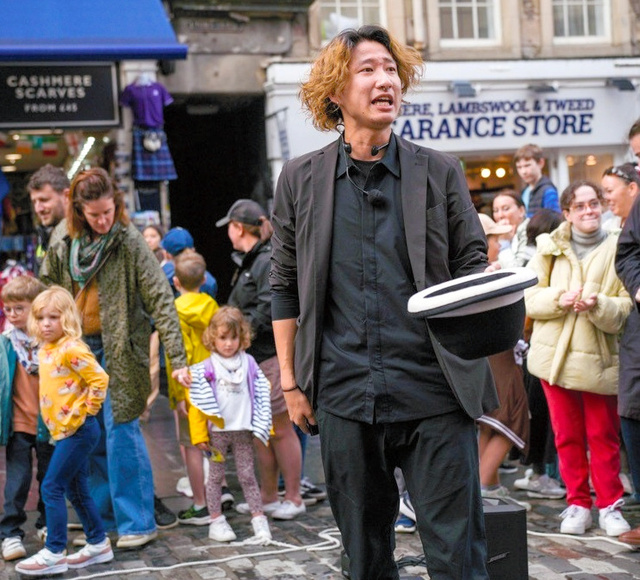 芸術祭が開かれた英国エディンバラの街角で、大道芸を演じた吉原颯太さん=今年8月、吉原さん提供