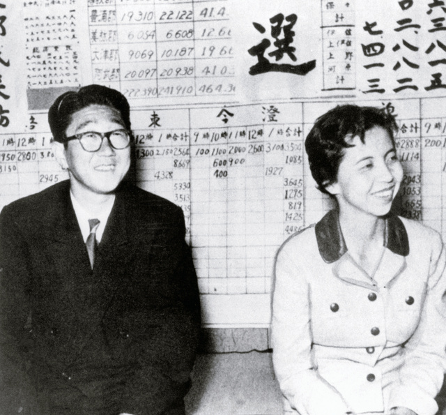 1958年の総選挙で初当選した安倍晋太郎氏と洋子氏