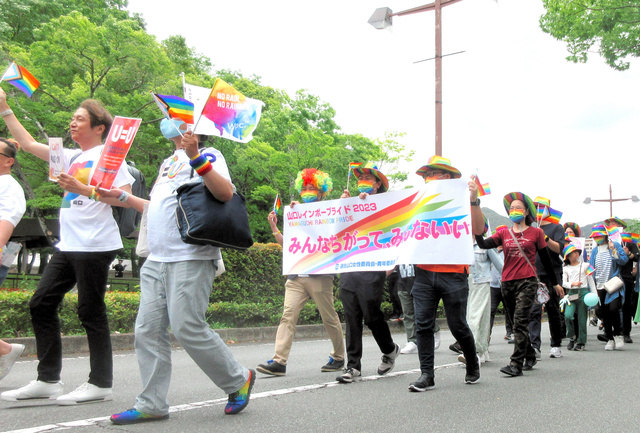 昨年、山口県内で初めて催された「山口レインボープライド」のパレードに参加する人たち=2023年5月5日、山口市、松下秀雄撮影