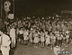 フィリピンの日本人倶楽部に集合し、奉祝ちょうちん行列に出発するダバオ在住の日本人小学生と女性たち