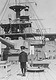 １９４１年　日本海海戦の連合艦隊旗艦「三笠」を訪れ主砲の前に立つ、宮内省が撮影