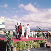 最初の訪問地ホノルルで、クイン・ハワイ州知事、フェルト米太平洋軍司令官と式台に立ち、国歌吹奏に臨む