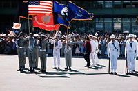 フェルト米太平洋軍司令官と歓迎式典で、米軍の兵士を閲兵する皇太子さま