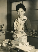 １０月２０日の美智子さま２７歳の誕生日用に撮影された東宮御所の台所でレモンジュースを作る写真