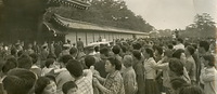 京都の大宮御所前で、ご夫妻をひと目見ようと集まった人たち
