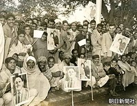 パンジャブの都市ラホールのシャルマル・ガーデンで、皇太子さま、美智子さまの写真と西パキスタンのアユブ・カーン大統領の写真を手に出迎える人たち