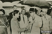 ジャカルタの空港で、見送りのスカルノ大統領と握手し、別れを惜しむ皇太子さま
