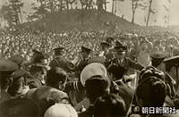 仁徳天皇陵でも、歓迎の人波に取り囲まれた。中央白い帽子が美智子さま、その右が皇太子さま