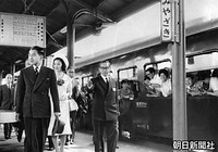 旅行客が窓から身を乗り出して歓迎する国鉄宮崎駅から延岡に向かう