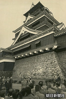熊本城で奉迎者のあいさつを受ける