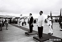 マニラに到着し、マカパガル大統領と共に歓迎式典に臨む皇太子さま