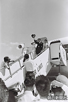 フィリピン訪問を終え、日航特別機のタラップで見送りの人たちに手を振る