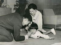 １９６４年２月　美智子さまが見つめるなかで、皇太子さまと腕相撲をする満４歳の浩宮さま