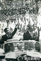 ５月　メキシコを訪問し、紙吹雪が舞うなか、沿道に集まった歓迎の人たちに手を振って応えるオープンカー上の皇太子さま。右はロペスマテオス・メキシコ大統領