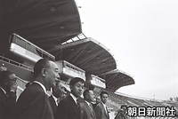 ９月　東京五輪のメーン会場となる国立競技場を視察した皇太子さま。左は日本オリンピック委員会の竹田恒徳委員長