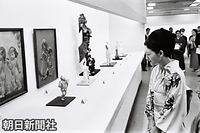 ２月、東京・上野の松坂屋で開かれた第１７回現代人形美術展で、作品を鑑賞する美智子さま