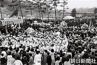 ５月５日、皇太子さま、美智子さまのご結婚を記念して横浜市に造られた「こどもの国」の開園式で、満員の参加者にお言葉を述べる皇太子さま