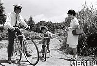 静養先の軽井沢で、野道をサイクリングする皇太子さまと浩宮さま、見守る美智子さま