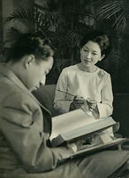１０月、礼宮さまのご出産を控え着帯式用に撮影された、編み物をする美智子さま。手前は読書中の皇太子さま