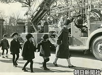 １月、東京消防庁のはしご車を見学する浩宮さまと学習院幼稚園の園児たち。右から３人目の園児が浩宮さま