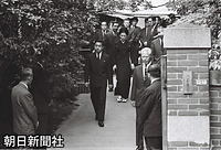 ５月、東宮御教育参与で、元慶應義塾塾長の小泉信三氏の弔問に訪れた皇太子さま、美智子さま