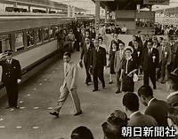 ９月、大分国体夏季大会出席のため博多駅から急行「九重」で大分に向かう皇太子さまと美智子さま
