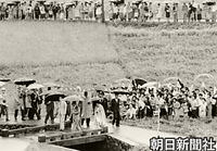 大分県臼杵市深田で、実った稲田で雨にも関わらず集まった大勢の人たちから見送りを受ける