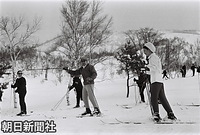 皇太子さまの妹の島津貴子さん夫妻とスキーを楽しむ皇太子さまと美智子さま。新潟県の苗場国際スキー場で