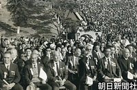 皇太子ご夫妻を歓迎するために集まった約８万人の日系人で一杯になったパカエンプの市民競技場