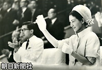 ９月、ユニバーシアード東京大会の閉会式で、各国選手たちに手を振ってこたえる美智子さまと拍手をおくる皇太子さま。国立競技場で