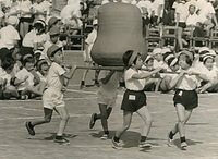 学習院初等科の運動会でダルマはこびをする浩宮さま（左）