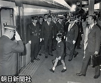 １１月、浩宮さまは静岡・浜松へ皇太子さま、美智子さまのもとを離れて初めての１泊旅行。東京駅から颯爽と東海道新幹線に乗車する。右は浜尾実侍従