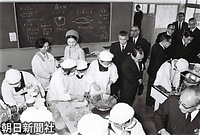 東京・世田谷の都立青鳥養護学校を訪問、調理実習の様子に見入る美智子さま。右端は皇太子さま