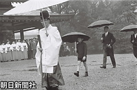 ４月、社会見学で愛知県を訪れ、熱田神宮に参拝する浩宮さま。右は浜尾実侍従