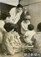 佐世保市の児童養護施設「清風園」で、子どもたちに優しく言葉をかける皇太子さまと美智子さま