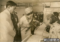 長崎原爆病院で、入院患者に語りかける
