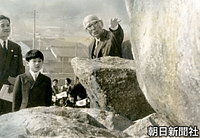 奈良県明日香村の石舞台古墳で、熱心に説明を聞く浩宮さま