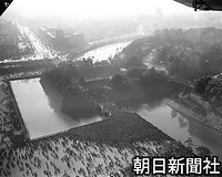 １９５４年１月２日、約３８万人もが訪れた一般参賀で、二重橋門、石橋の手前でせきとめられた人たち。写真が撮影された約２０分後、石橋上の人たちが雪崩を打つように皇居内に向かったため、圧死者１６人を出す惨事
