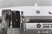 特別機のタラップから見送りの人たちに手を振り、マレーシアとシンガポール訪問に出発する皇太子さまと美智子さま。羽田空港で 