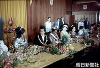 マレーシアの王宮で、晩餐会のテーブルについた正装の皇太子さまと美智子さま