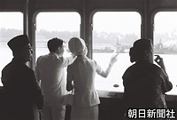 ペナン島からバタワースに向かうフェリーボートの船窓から、楽しげに話しながら風景をながめる皇太子さまと美智子さま