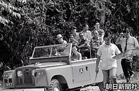 クアラルンプールの東約２０キロの密林地帯を、四輪駆動車に揺られて見学する皇太子さま、美智子さま。トラを警戒して、銃を持った私服警官が同行している