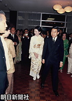 ラーマン首相夫妻による歓迎レセプションで、出迎えを受ける皇太子さまと和服の美智子さま